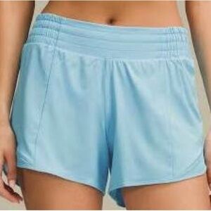 Women’s Lululemon Hotty Hot Low-Rise Lined Short 4”. Size 8